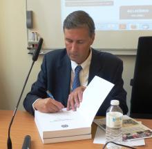 Pr. Pedro Dallari lors de la remise du rapport de la CNV brésilienne au profit de la Bibliothèque Pierre Monbeig 